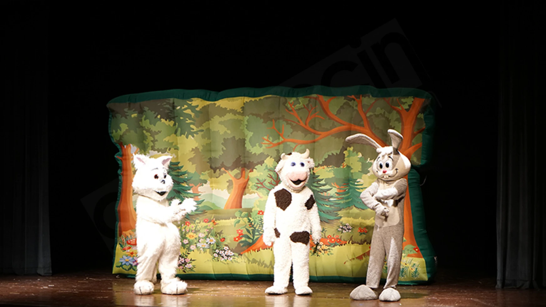 Harikalar Ormanı tiyatro oyununa çocuklardan büyük alkış