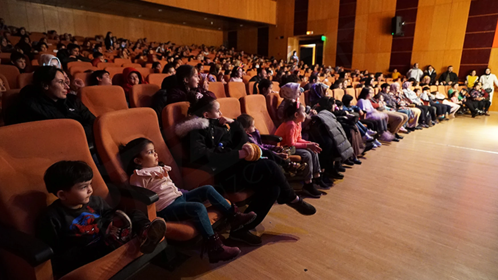 Huysuz Kaptan Deniz Altında tiyatro gösterine çocuklardan yoğun ilgi