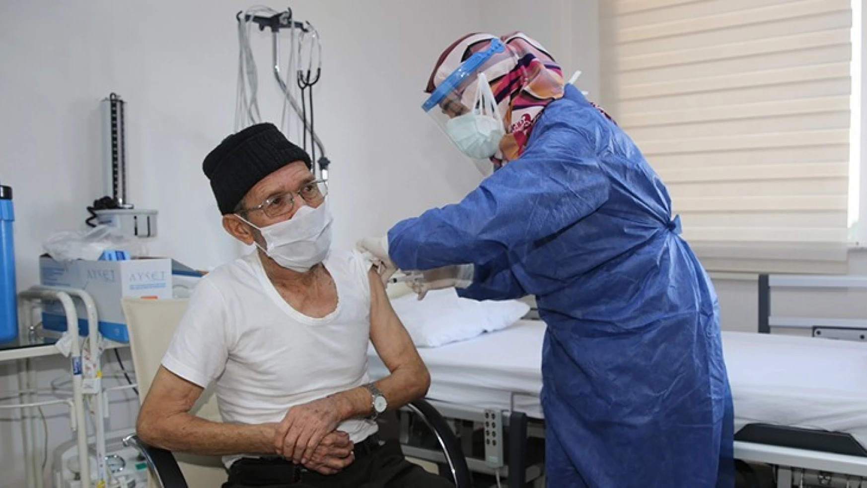 Huzurevlerinde Kovid-19 aşısı uygulaması başladı