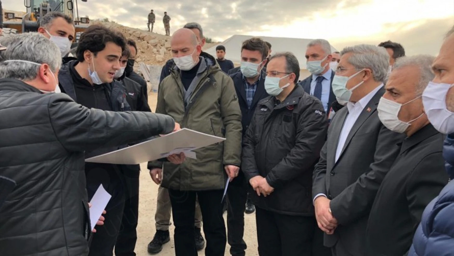 İçişleri Bakanı Soylu, İdlib'de yapımı süren briket evleri inceledi