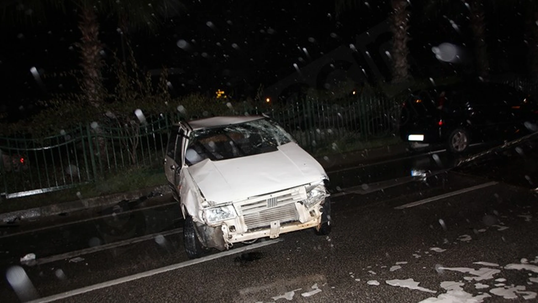 İki araçla çarpıştıktan sonra devrilen otomobilin sürücüsü yaralandı