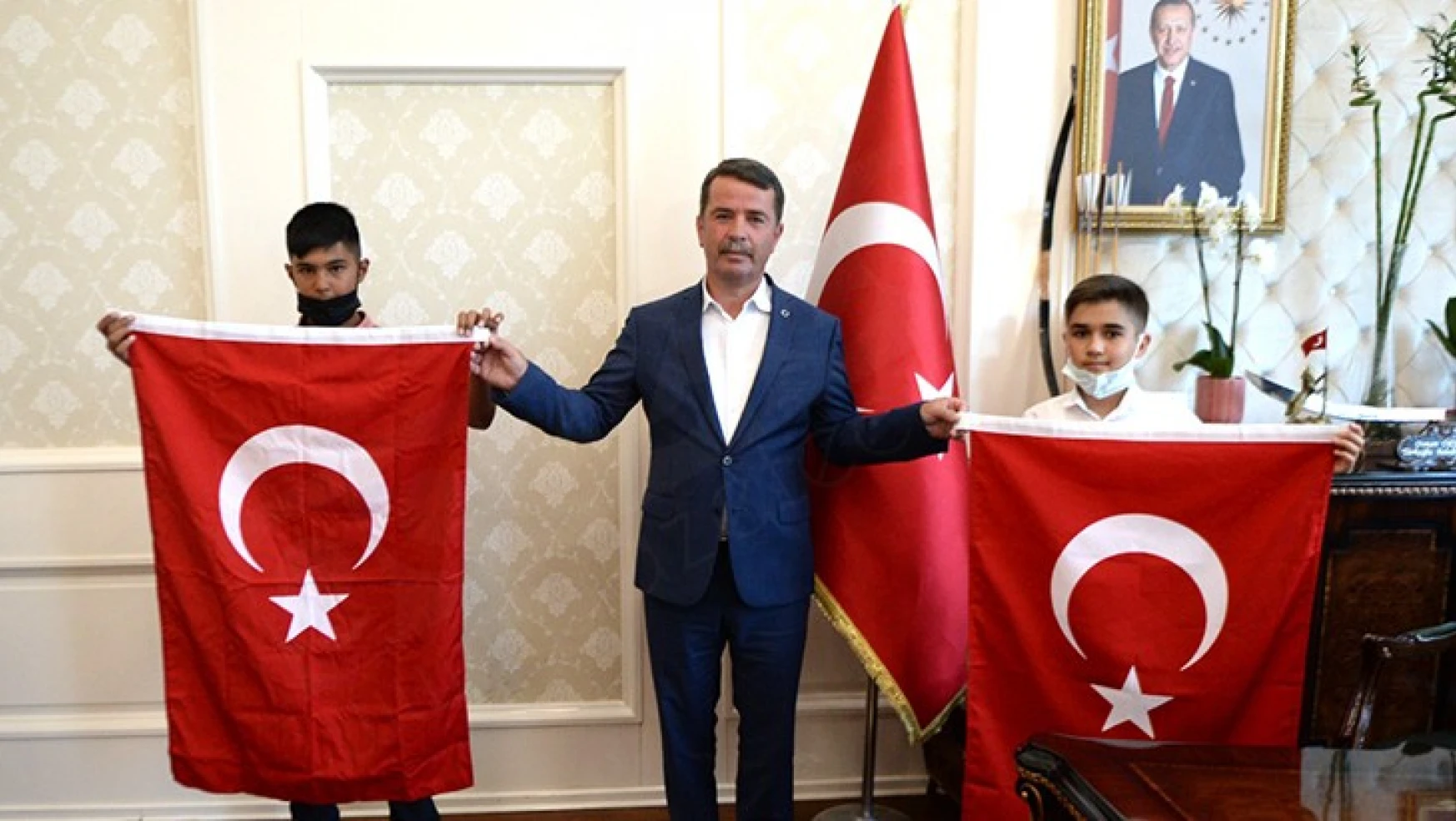 İlçesine sevdalı Belediye Başkanı Okumuş, Türkoğlu'nun Türk Bayrağı sevdalısı gençlerini ağırladı