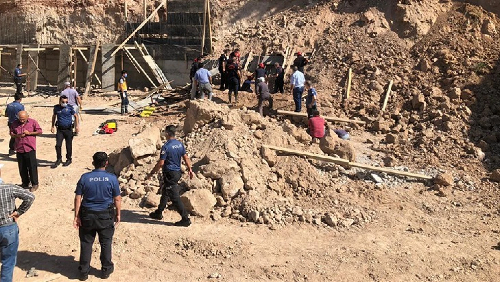 İnşaat alanında toprak kayması sonucu 2 işçi öldü