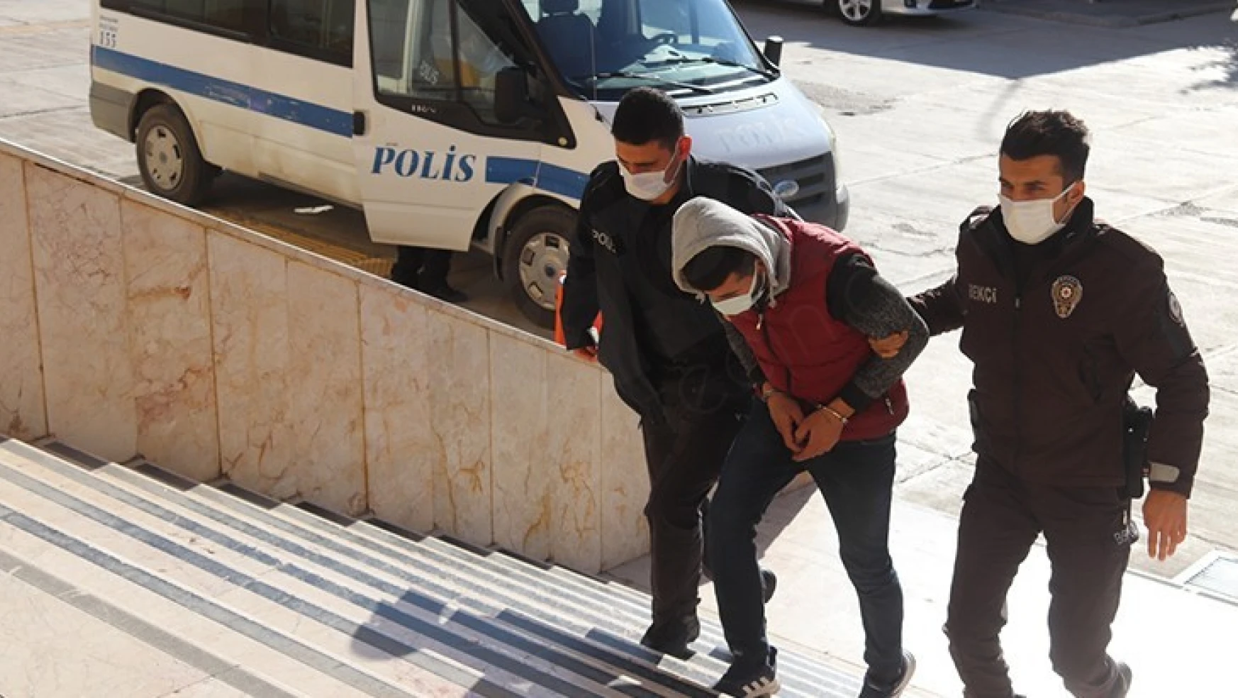 İnternet kablolarını çalan 2 zanlı tutuklandı
