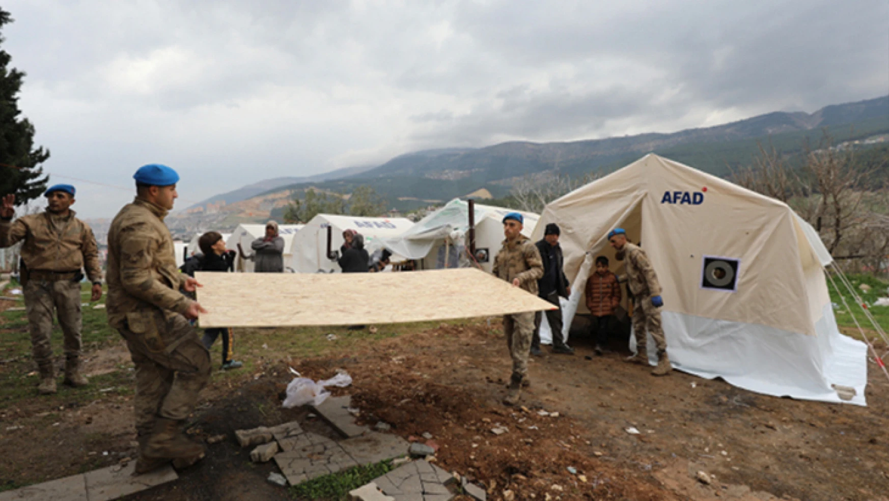 Jandarma depremlerin merkez üssü Kahramanmaraş'ta yaraları sarmaya devam ediyor
