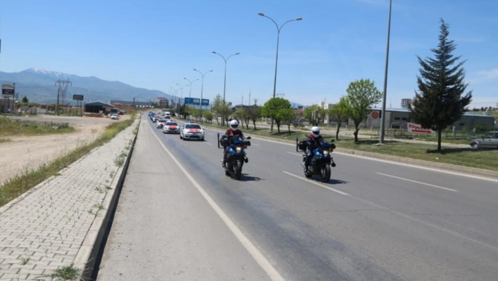 Jandarma ve polis ekiplerinden konvoylu kutlama