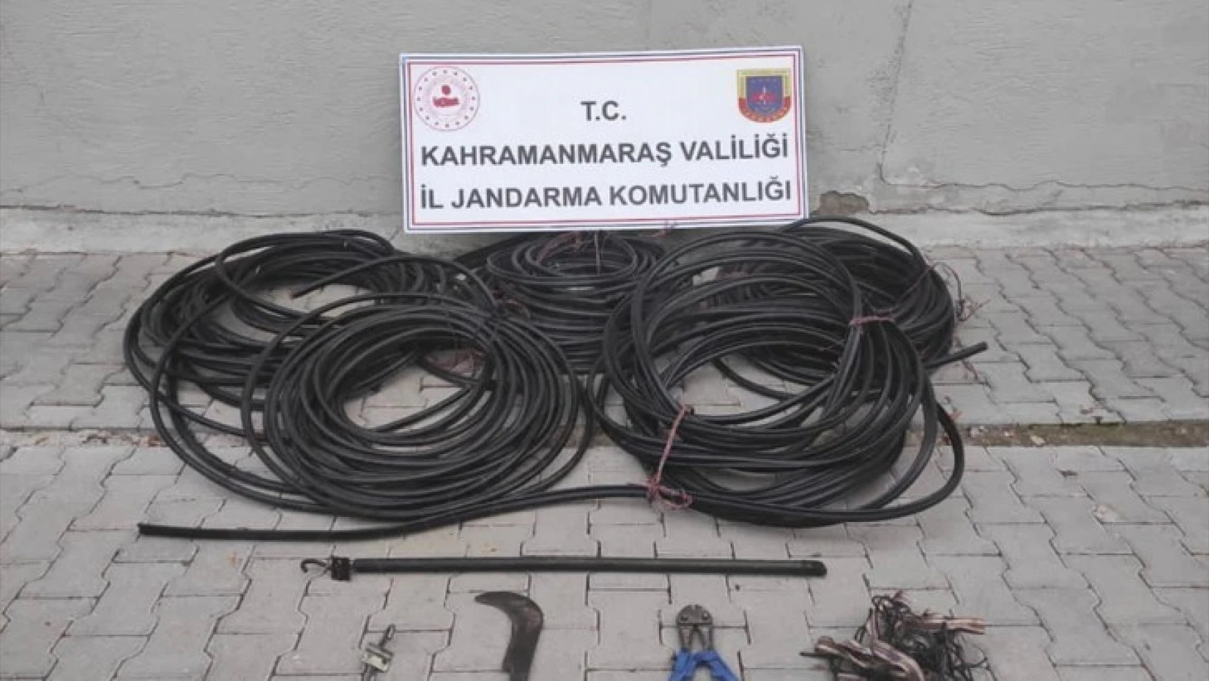 Kablo çalan hırsızlar trafik kazasında yakalandı