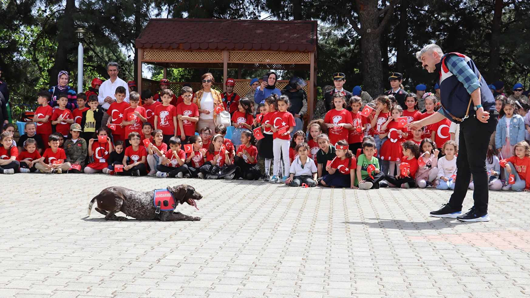 Kadriye Kanbur İlkokulu Öğrencileri, Jandarma Komutanlığı'nda