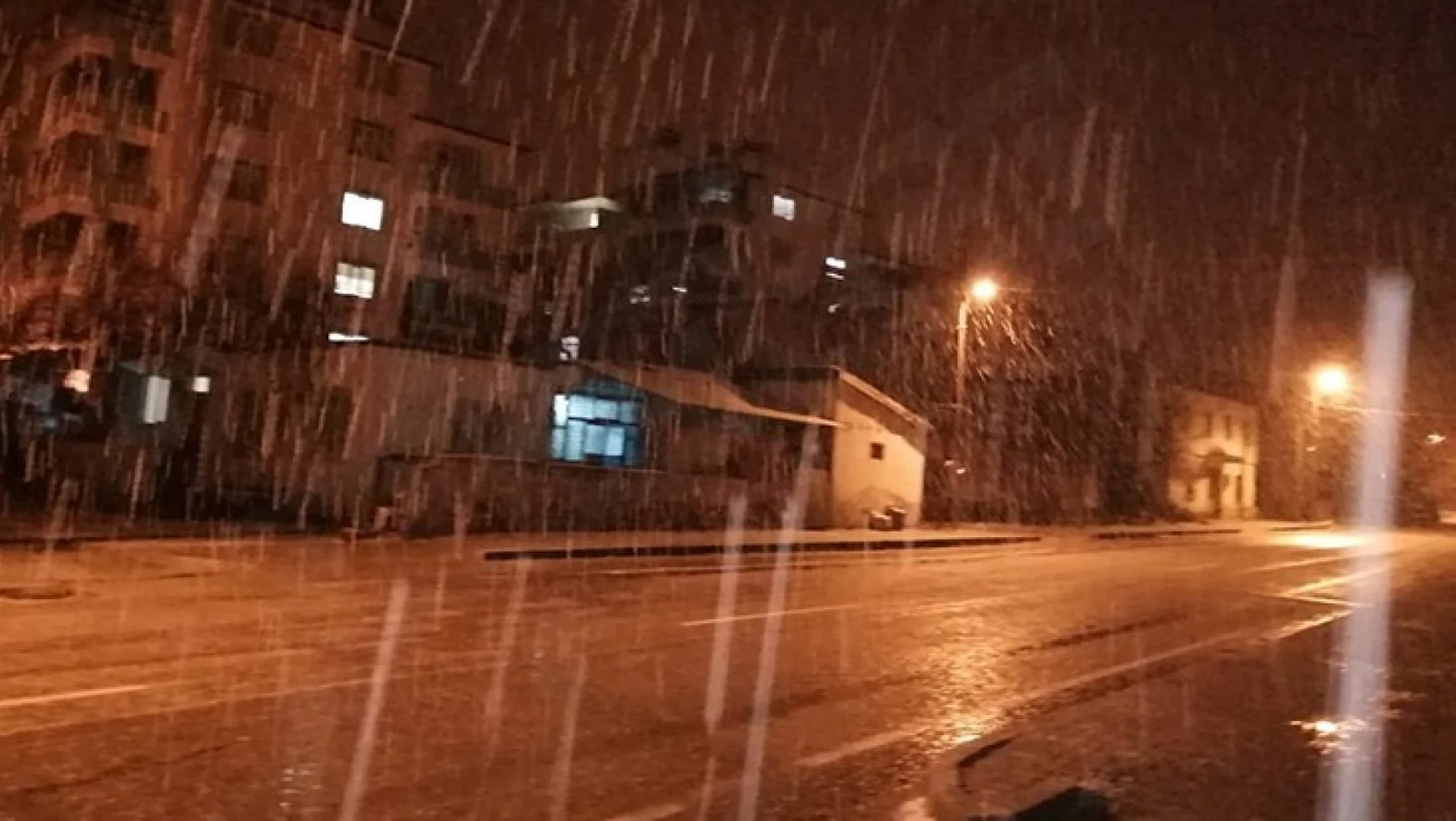 Kahramanmaraş'a mevsimin ilk karı yağdı