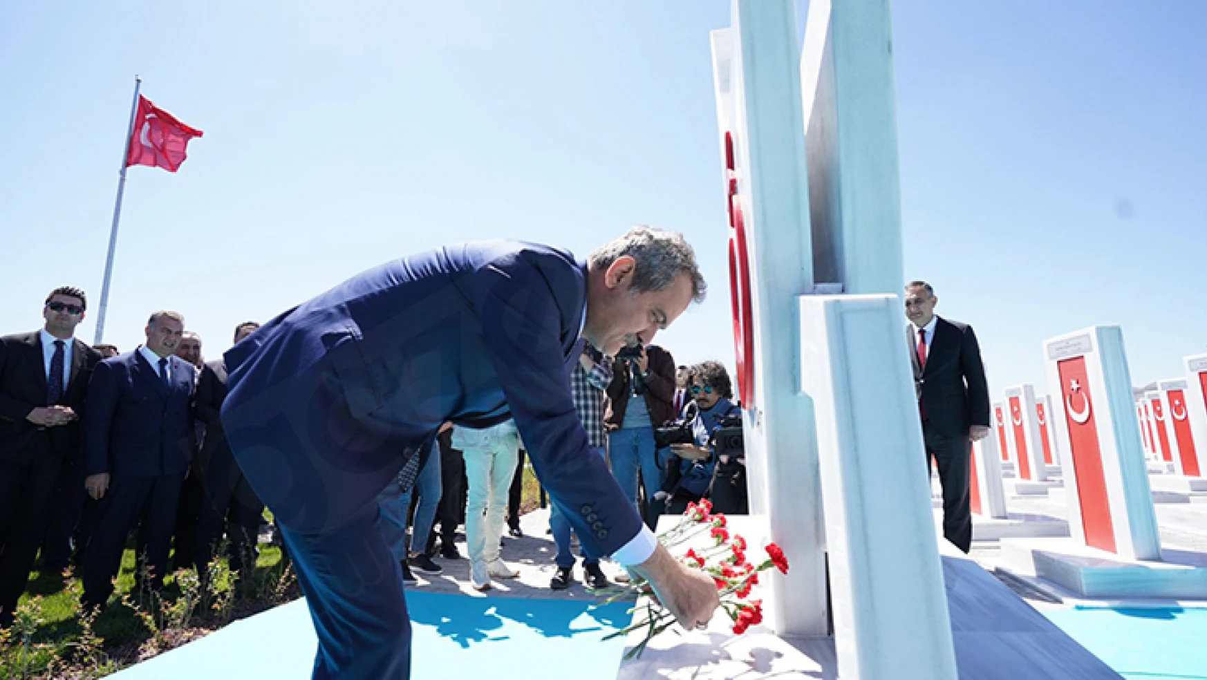 Kahramanmaraş depremlerinde hayatını kaybeden öğretmen ve eğitim neferleri için anıt