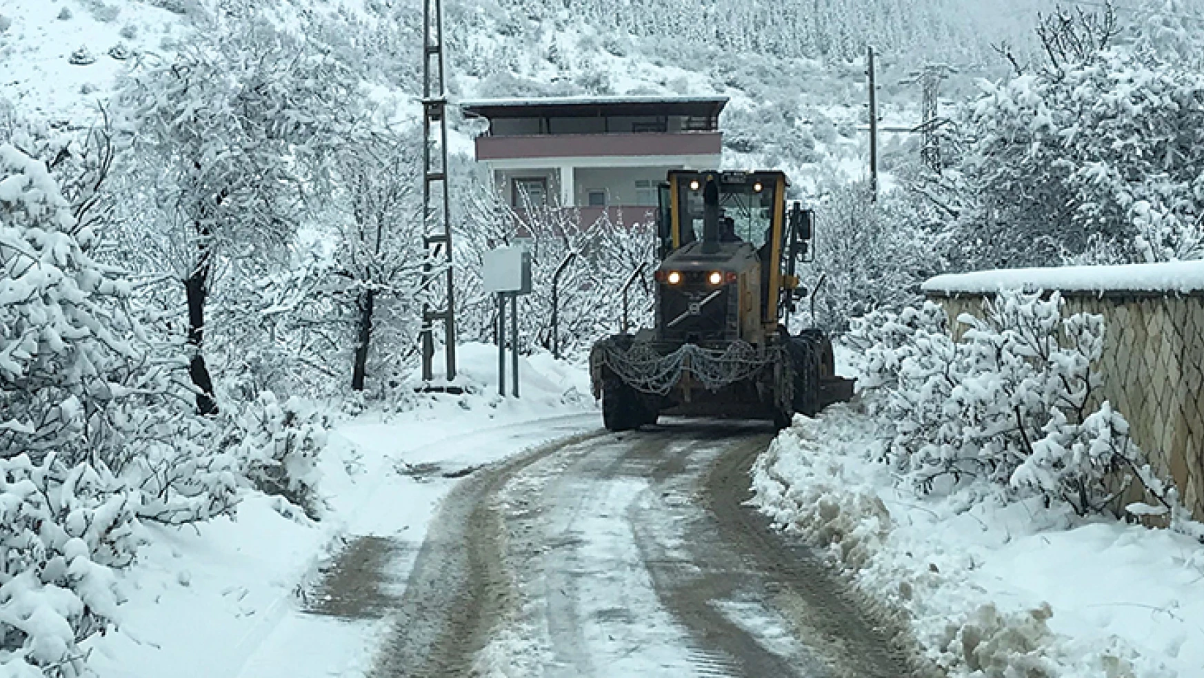 Kahramanmaraş'ın ilçelerinde kar küreme çalışmaları