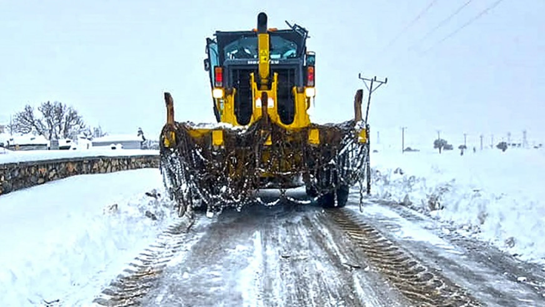 Kahramanmaraş'ta 210 araçla karla mücadele sürüyor
