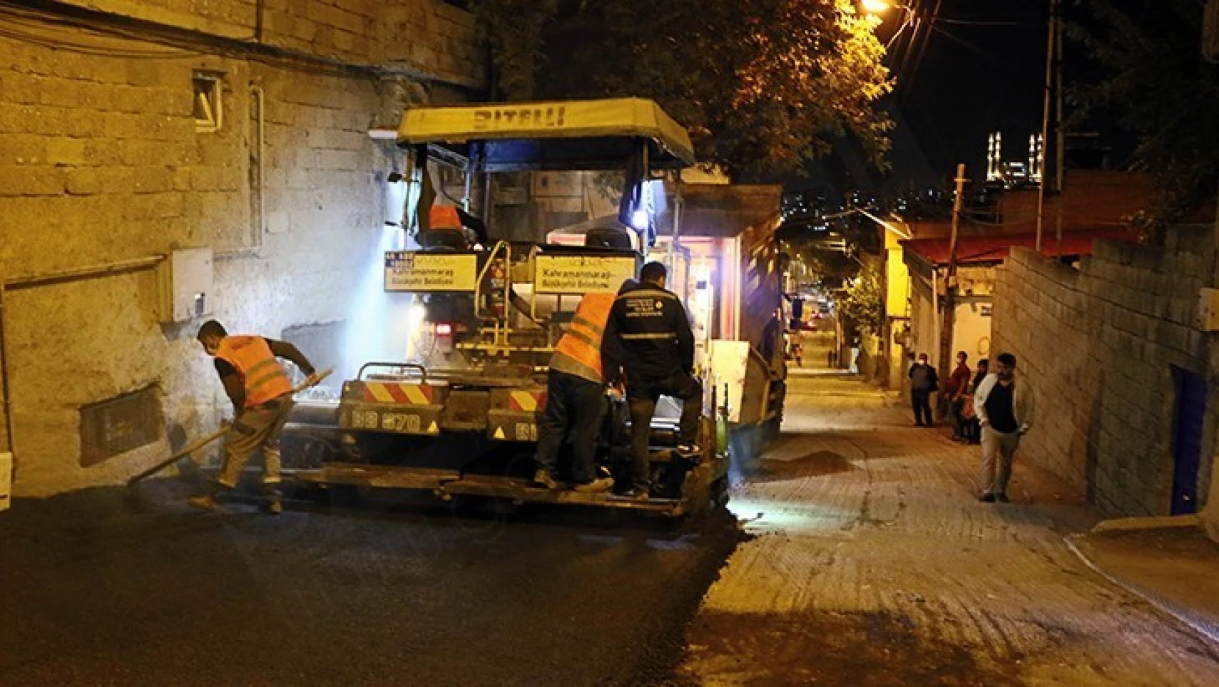 Kahramanmaraş'ta asfalt çalışmaları gece gündüz sürüyor