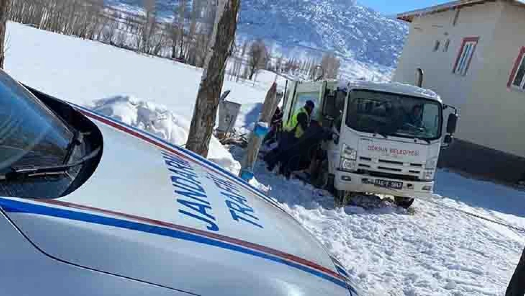 Kahramanmaraş'ta baba ve 2 çocuğu karda mahsur kaldı