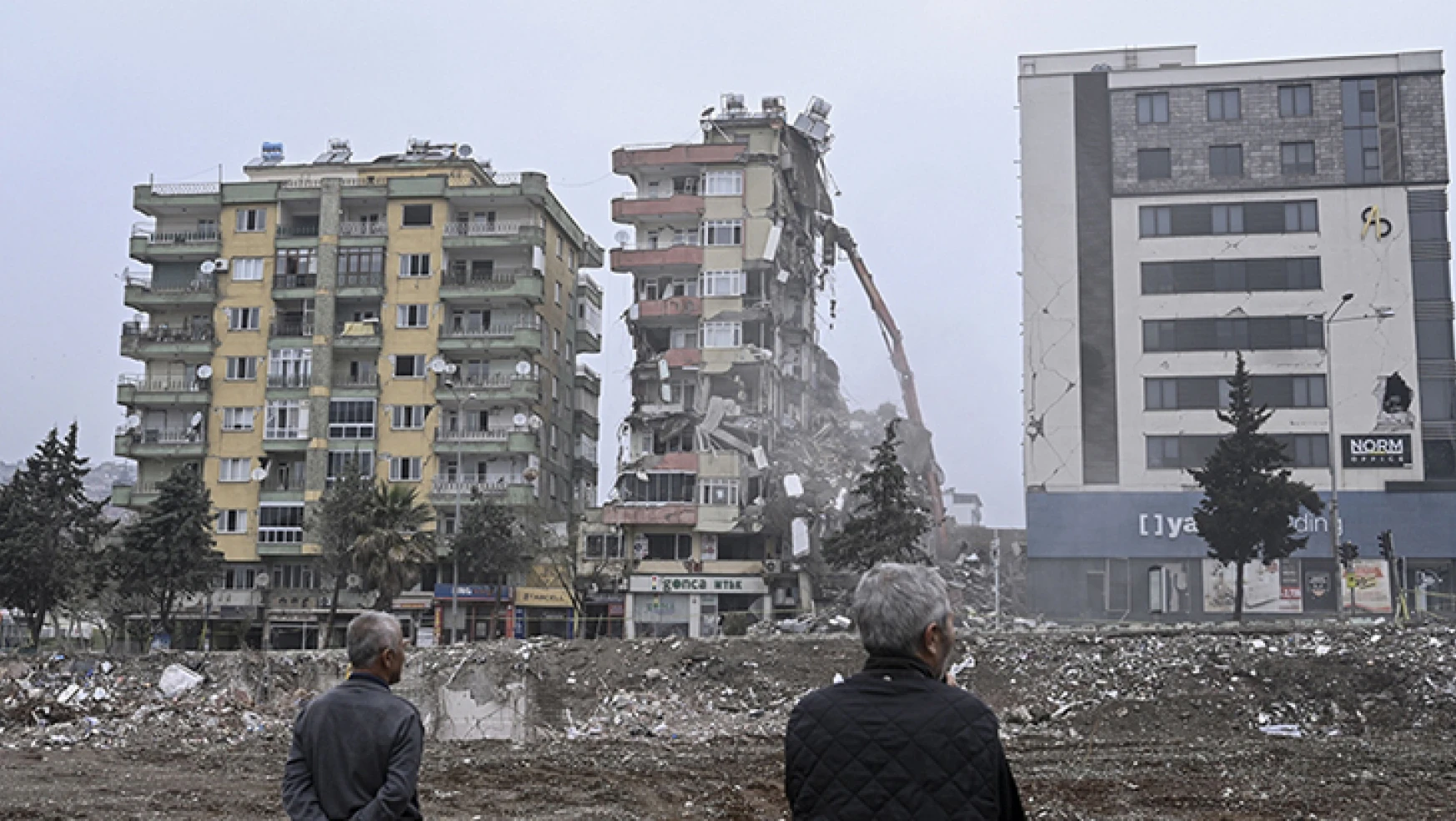Kahramanmaraş'ta bina yıkım ve enkaz kaldırma çalışmaları sürüyor