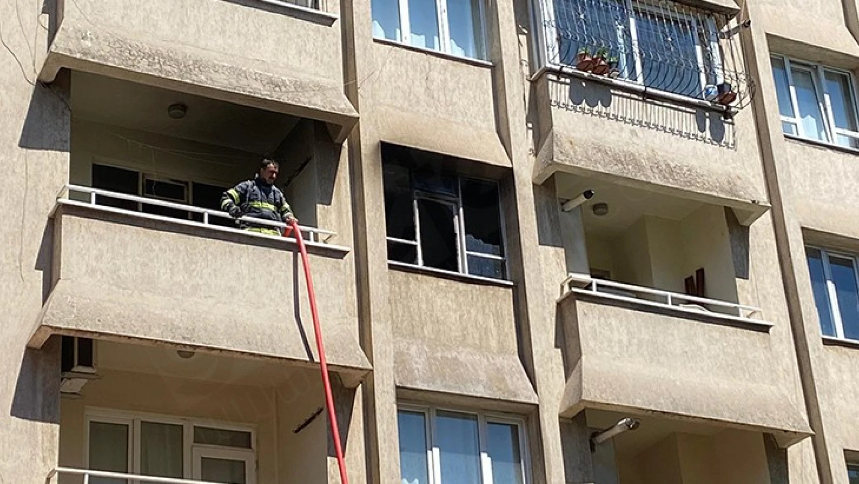 Kahramanmaraş'ta bir apartmanda yangın çıktı