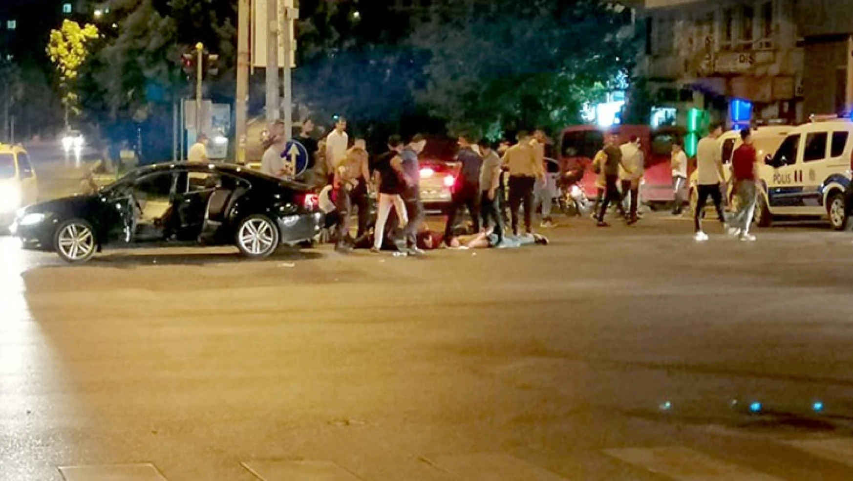 Kahramanmaraş'ta bir kişi polisten kaçmak için aracı ekiplerin üzerine sürdü
