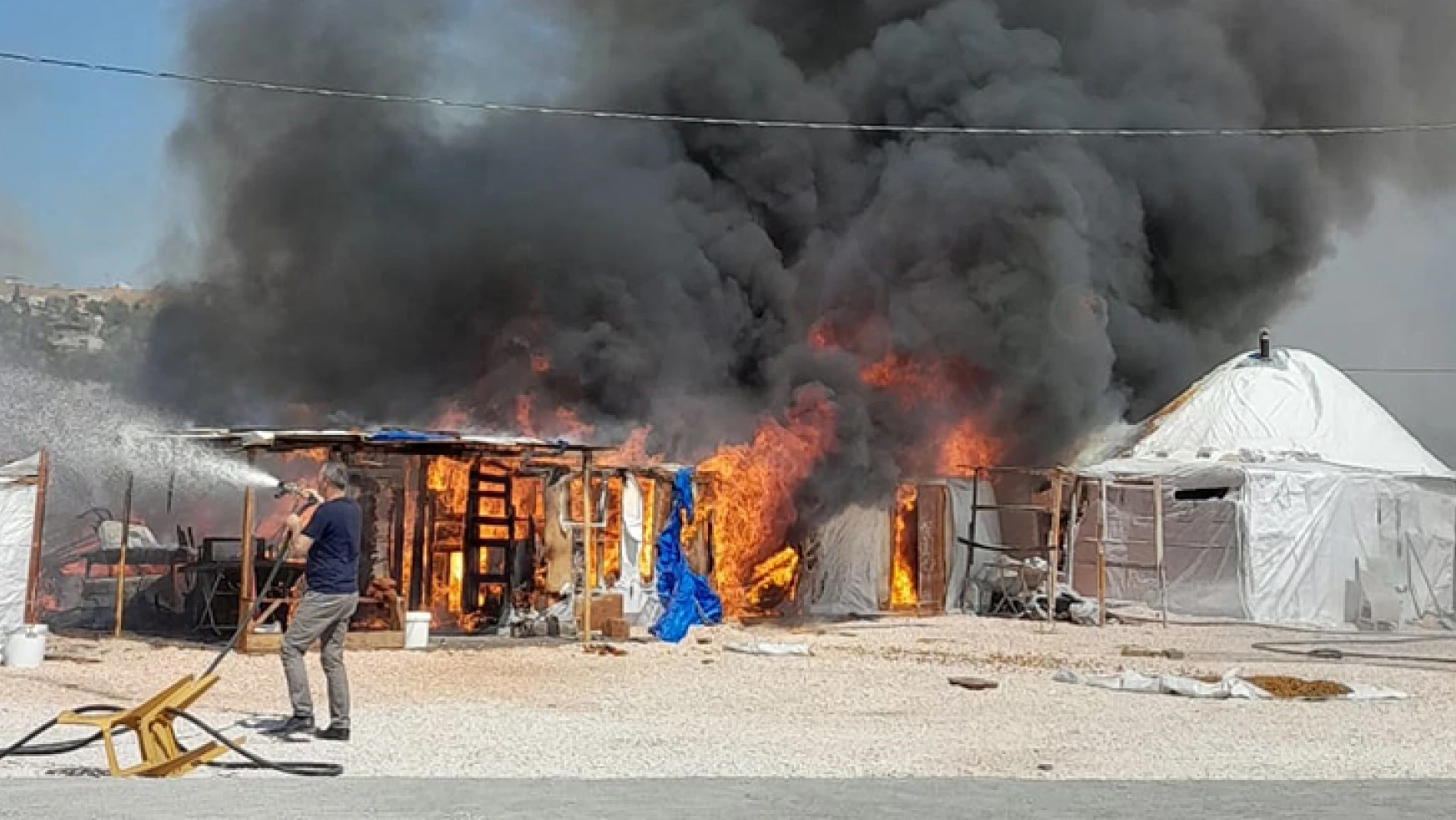 Kahramanmaraş'ta depremzedelerin kaldığı çadırlarda yangın çıktı