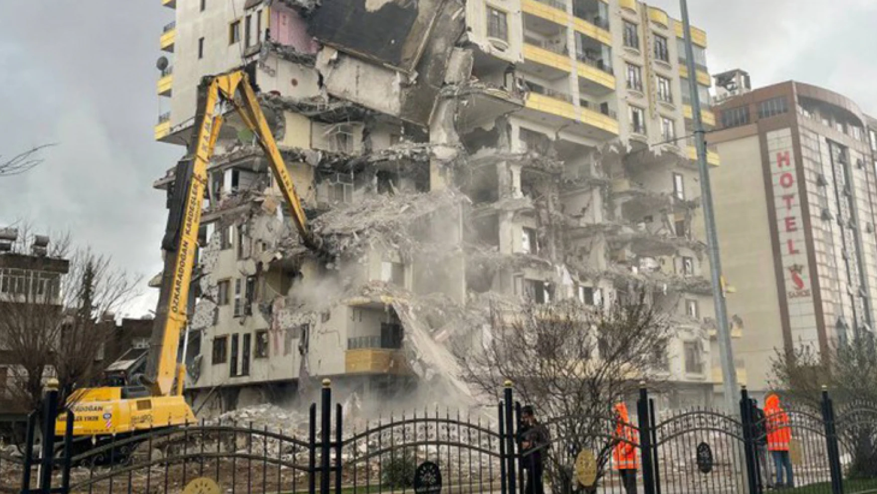 Kahramanmaraş'ta enkaz kaldırma ve hasarlı binaların yıkımı sürüyor