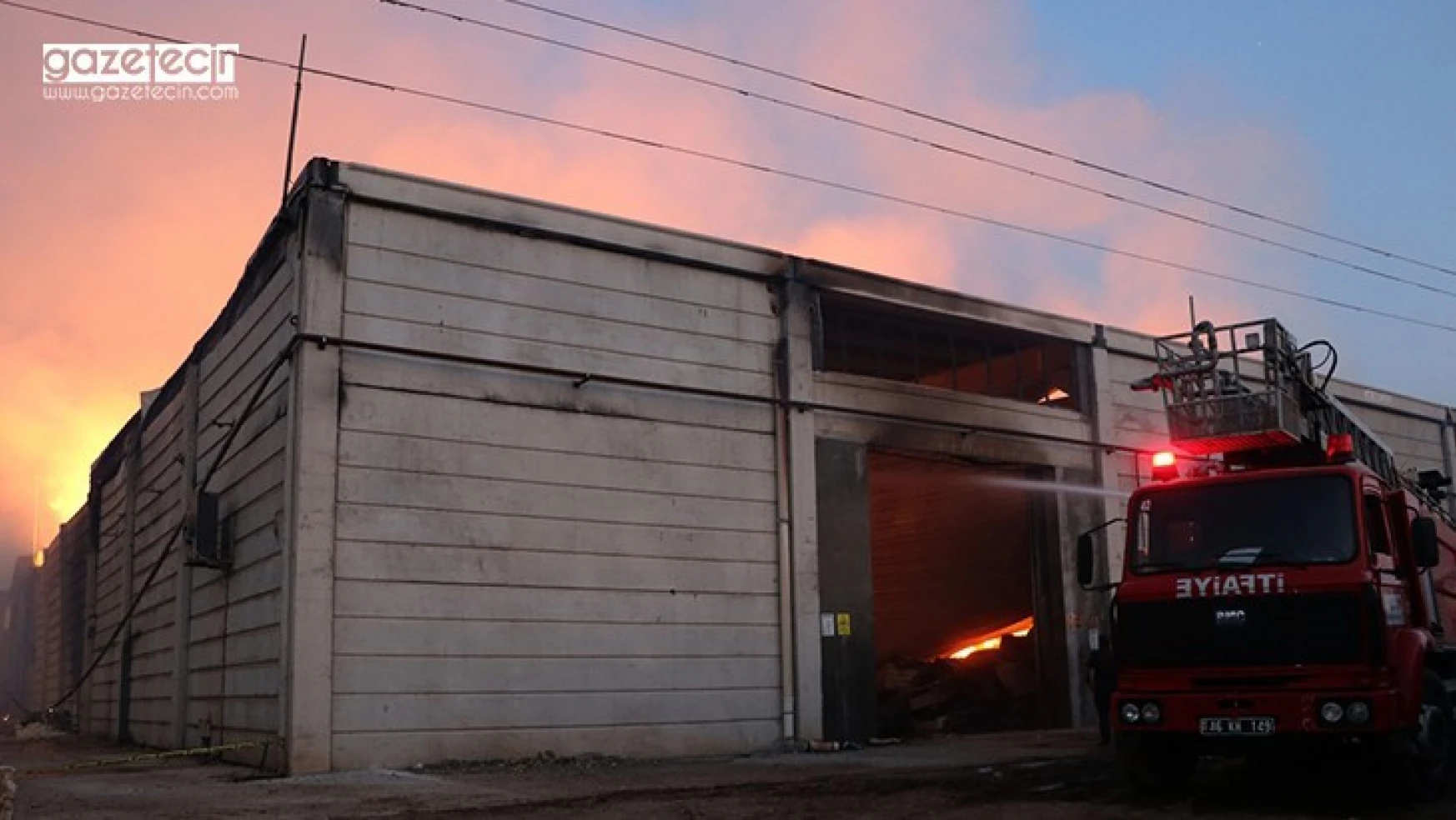 Kahramanmaraş'ta fabrika yangınına müdahale sürüyor