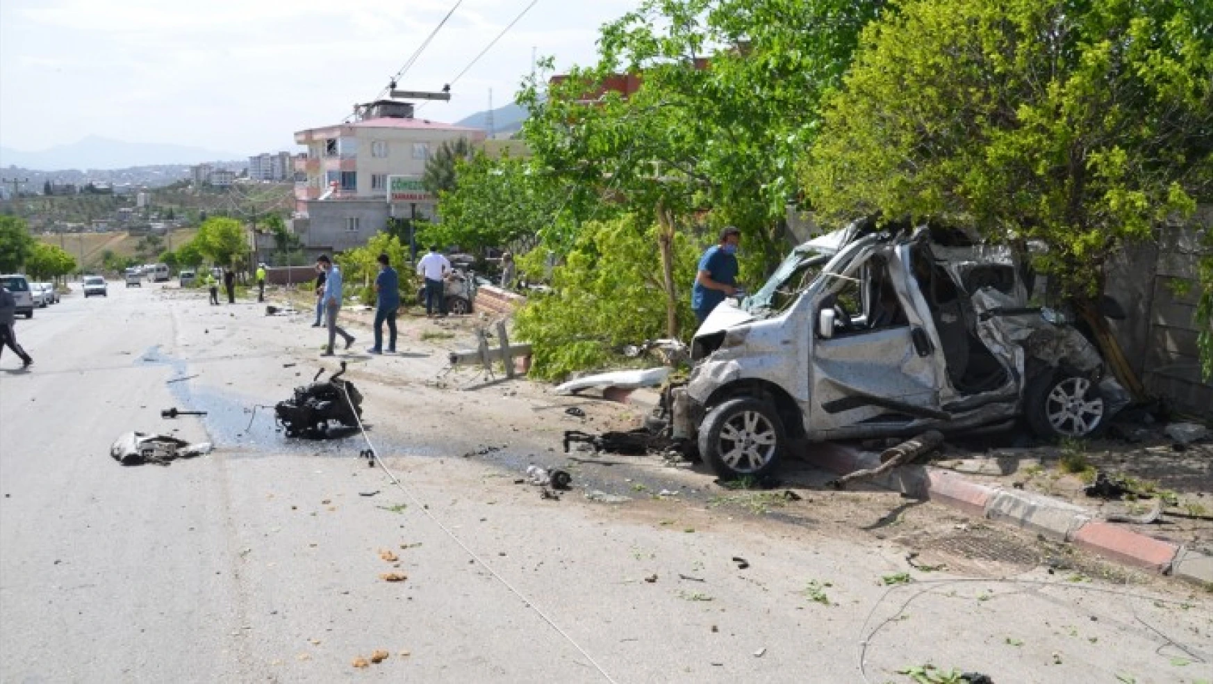 Kahramanmaraş'ta feci kaza Ev ve park halindeki araçlara çarptı