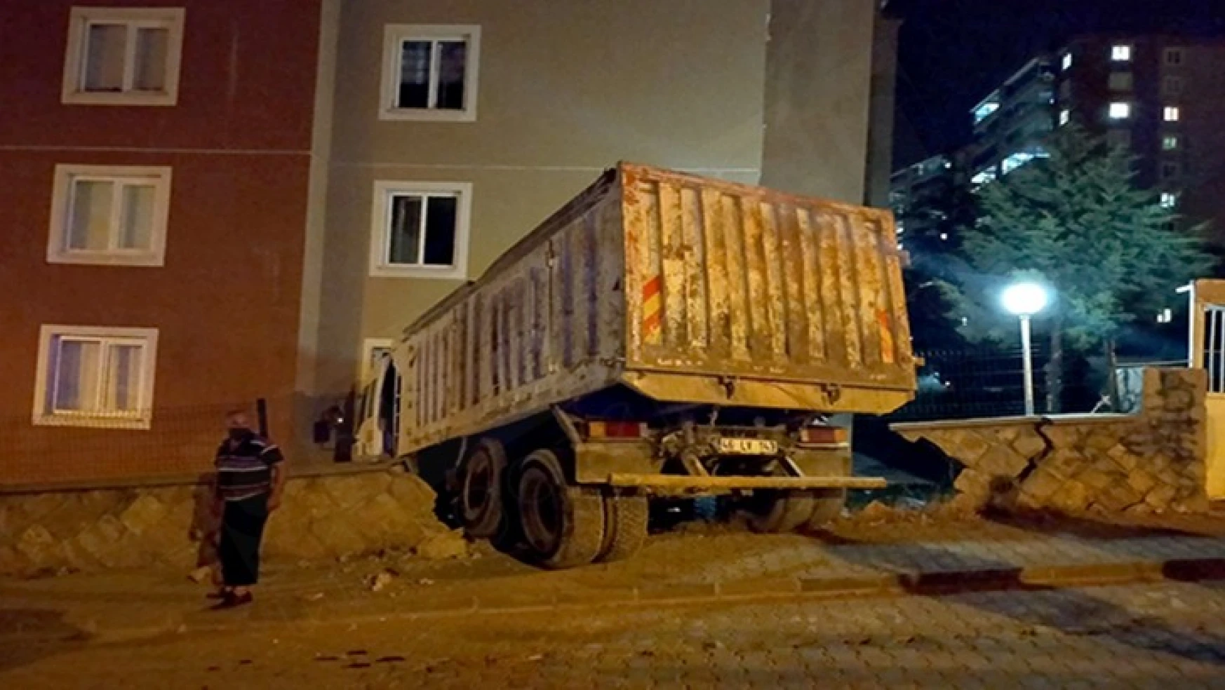 Kahramanmaraş'ta fireni boşalan kamyon apartmana çarptı