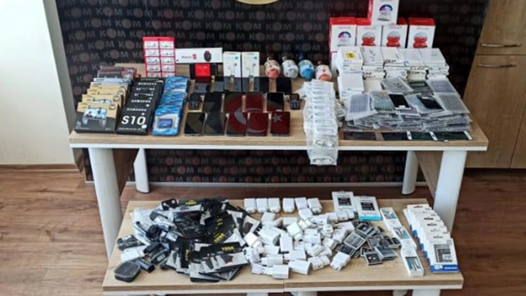Kahramanmaraş'ta gümrük kaçağı cep telefonu ve aksesuarı ele geçirildi