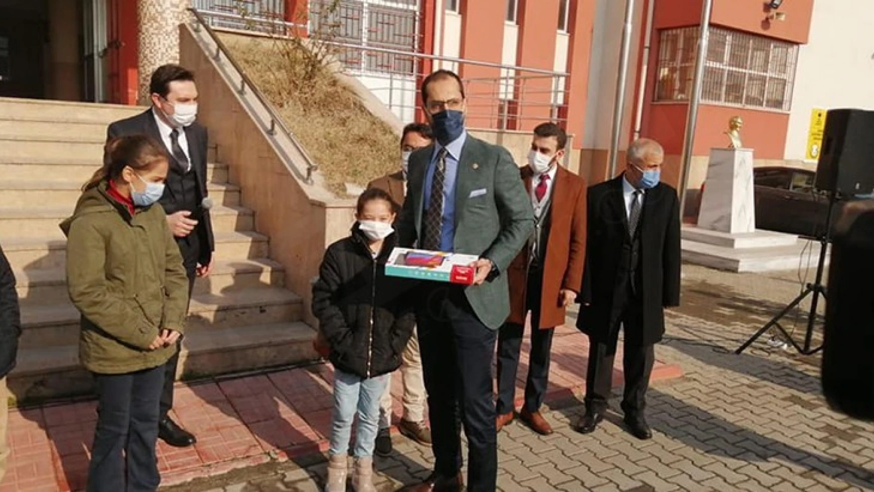 Kahramanmaraş'ta ihtiyaç sahibi 400 öğrenciye tablet hediye edildi
