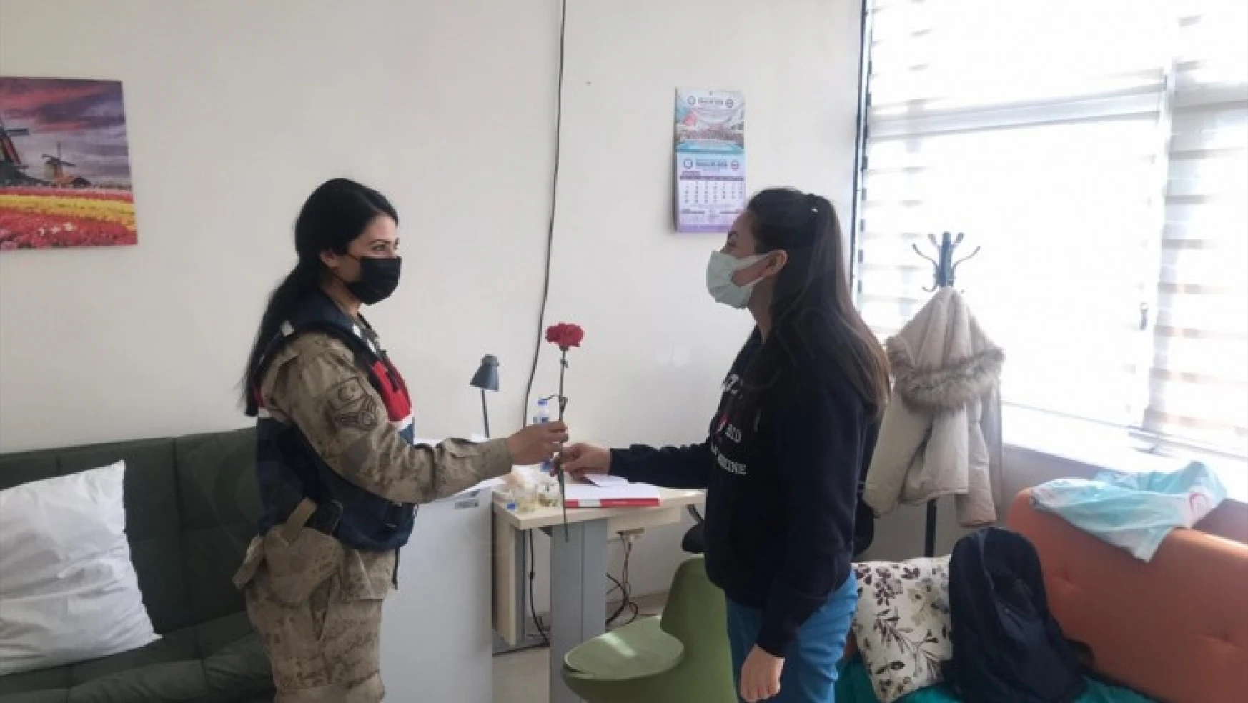 Kahramanmaraş'ta jandarma ekiplerinden sağlıkçılara jest