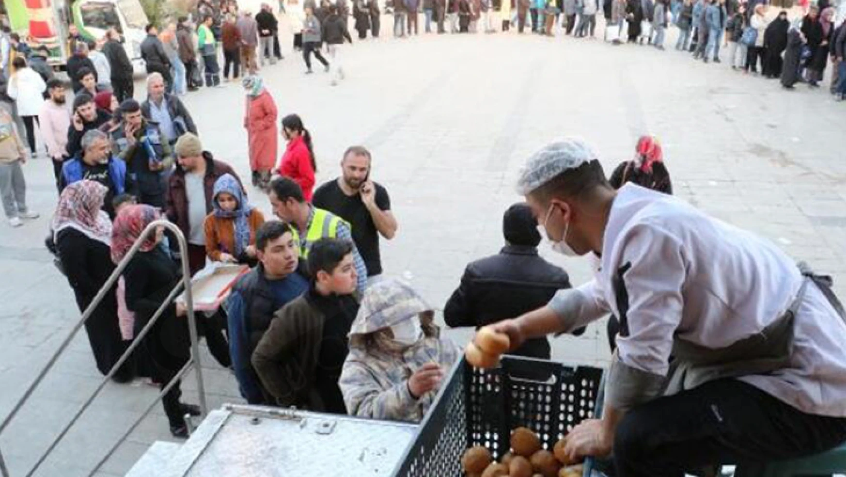 Kahramanmaraş'ta Jandarma, günlük 7 bin depremzedeye yemek çıkarıyor