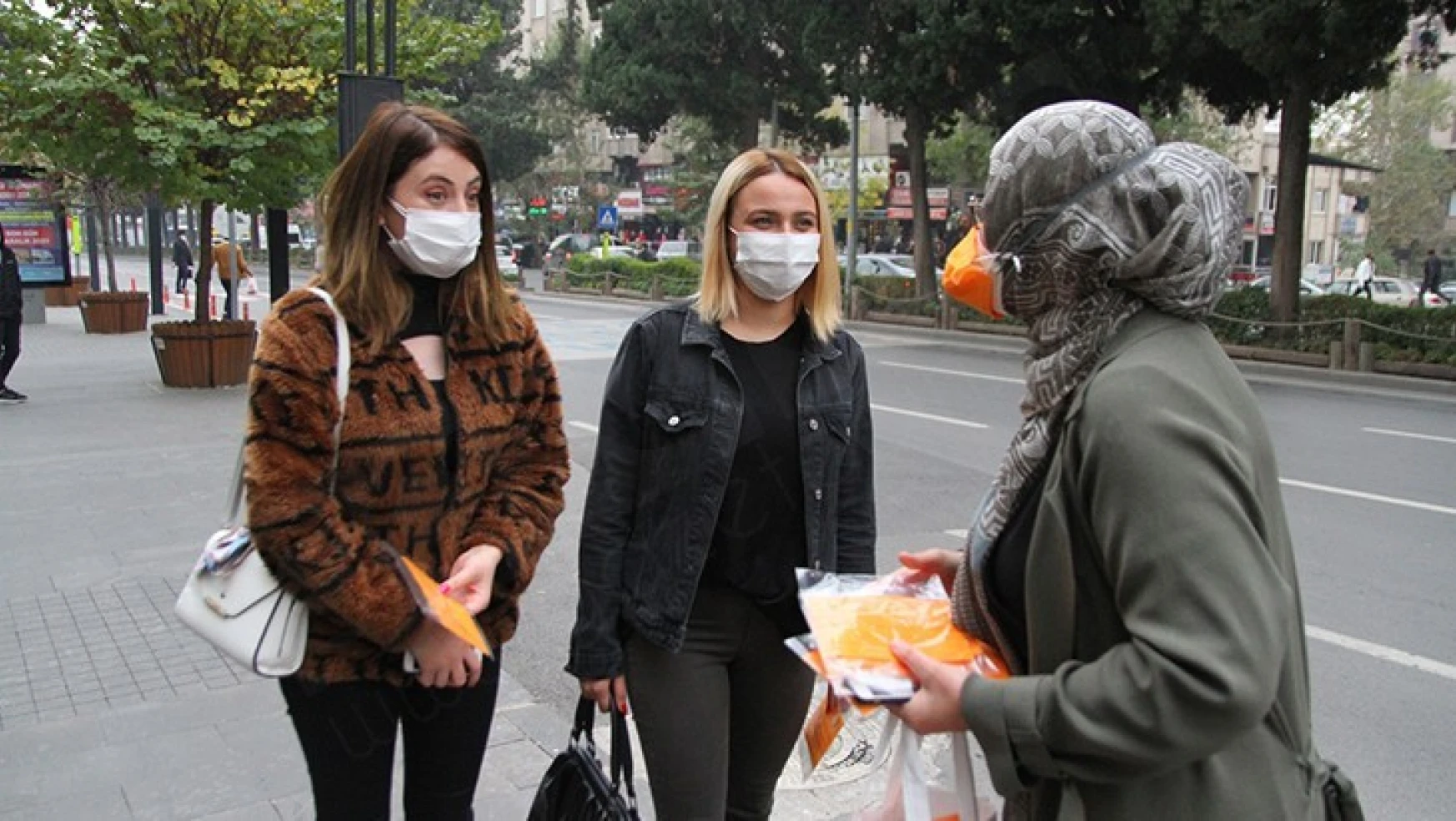 Kahramanmaraş'ta kadınlara maske dağıtıldı