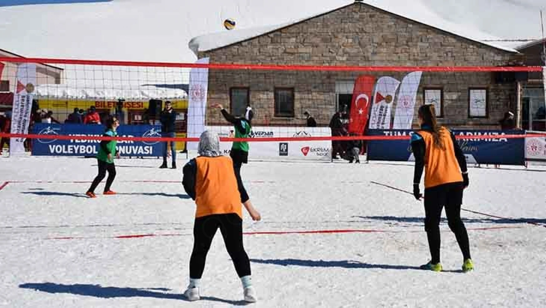 Kahramanmaraş'ta kar voleybolu turnuvası düzenlendi