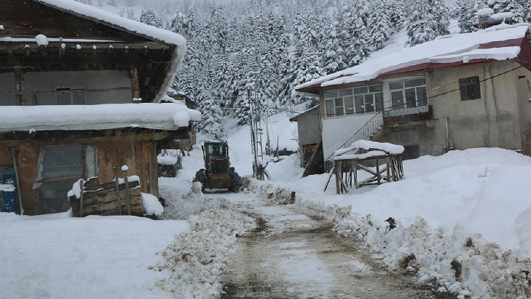 Kahramanmaraş'ta kar yağışı etkisini artırdı