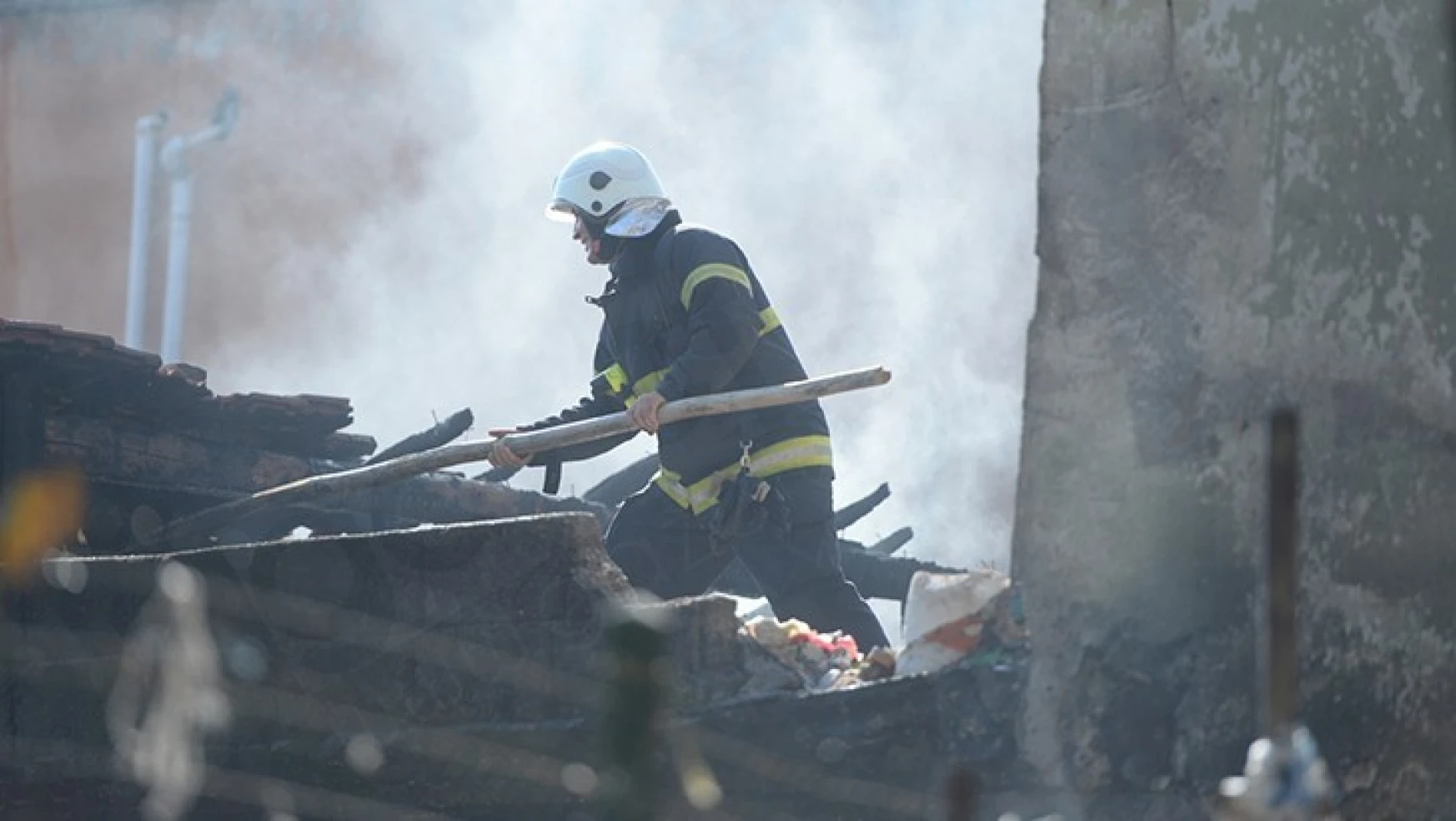 Kahramanmaraş'ta metruk binada yangın korkuttu