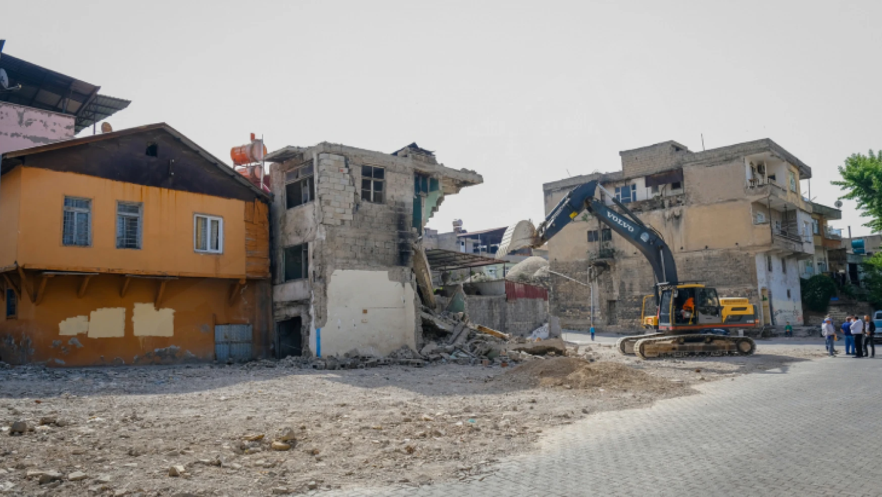 Kahramanmaraş'ta metruk binalar yıkılıyor