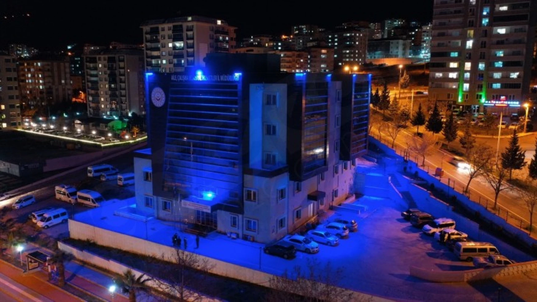 Kahramanmaraş'ta o bina Otizm Farkındalık Günü için maviye büründü