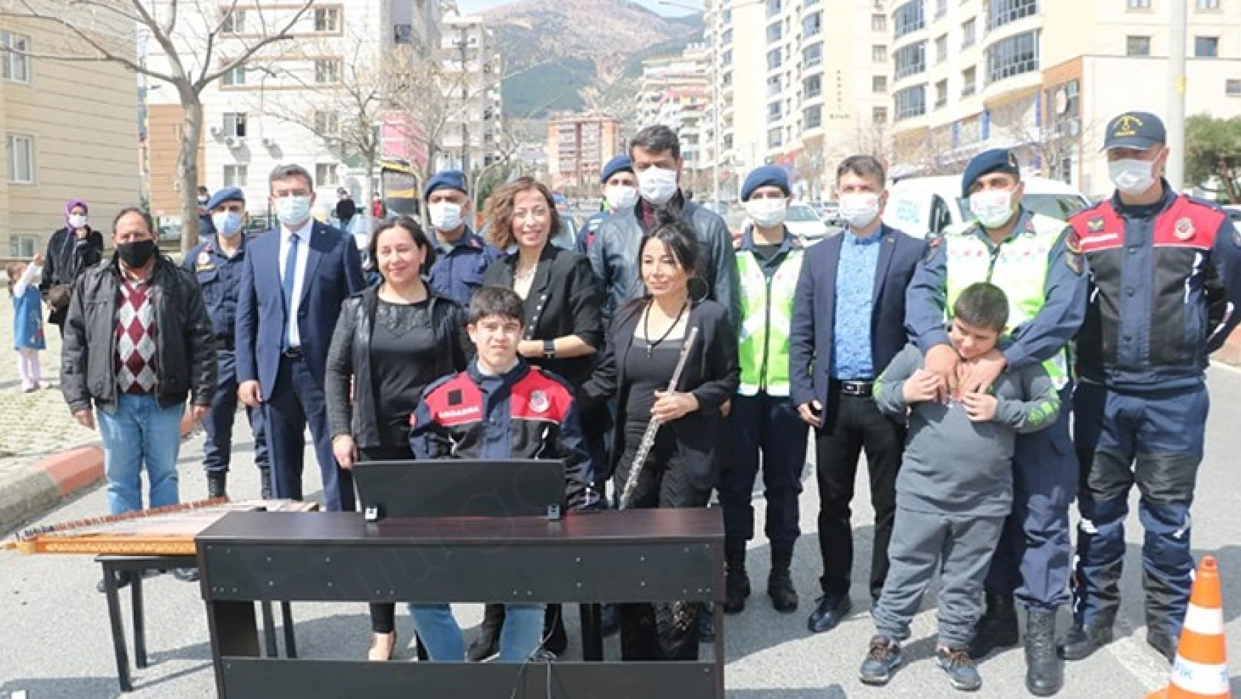 Kahramanmaraş'ta otizmli genç piyanist yaya geçidinde piyano çaldı