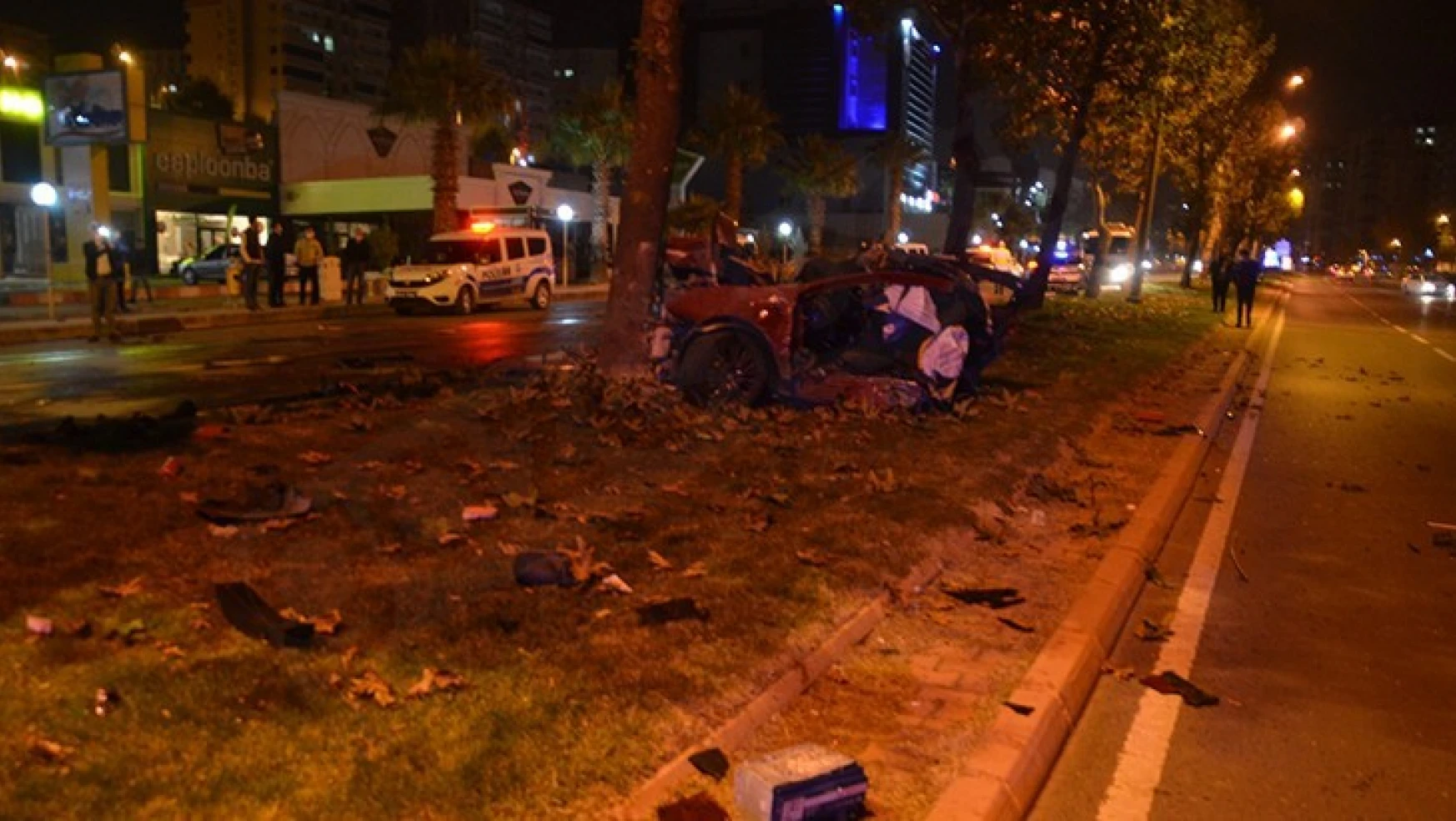 Kahramanmaraş'ta otomobil ağaca çarparak ikiye bölündü