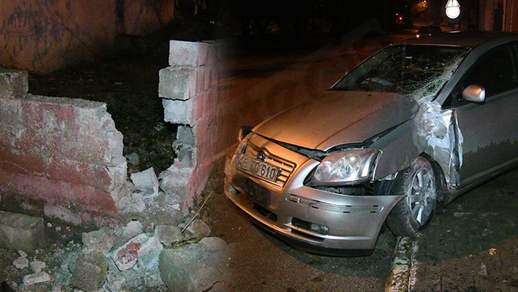 Kahramanmaraş'ta otomobil duvara çarptı