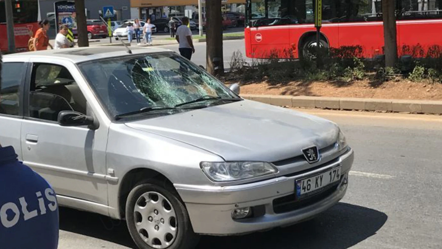 Kahramanmaraş'ta otomobil yayalara çarptı: 1'i ağır 3 kişi yaralandı