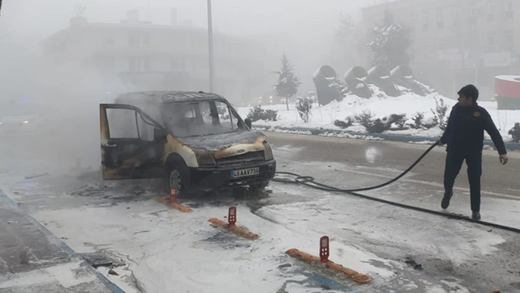 Kahramanmaraş'ta park halindeki araç alev alev yandı