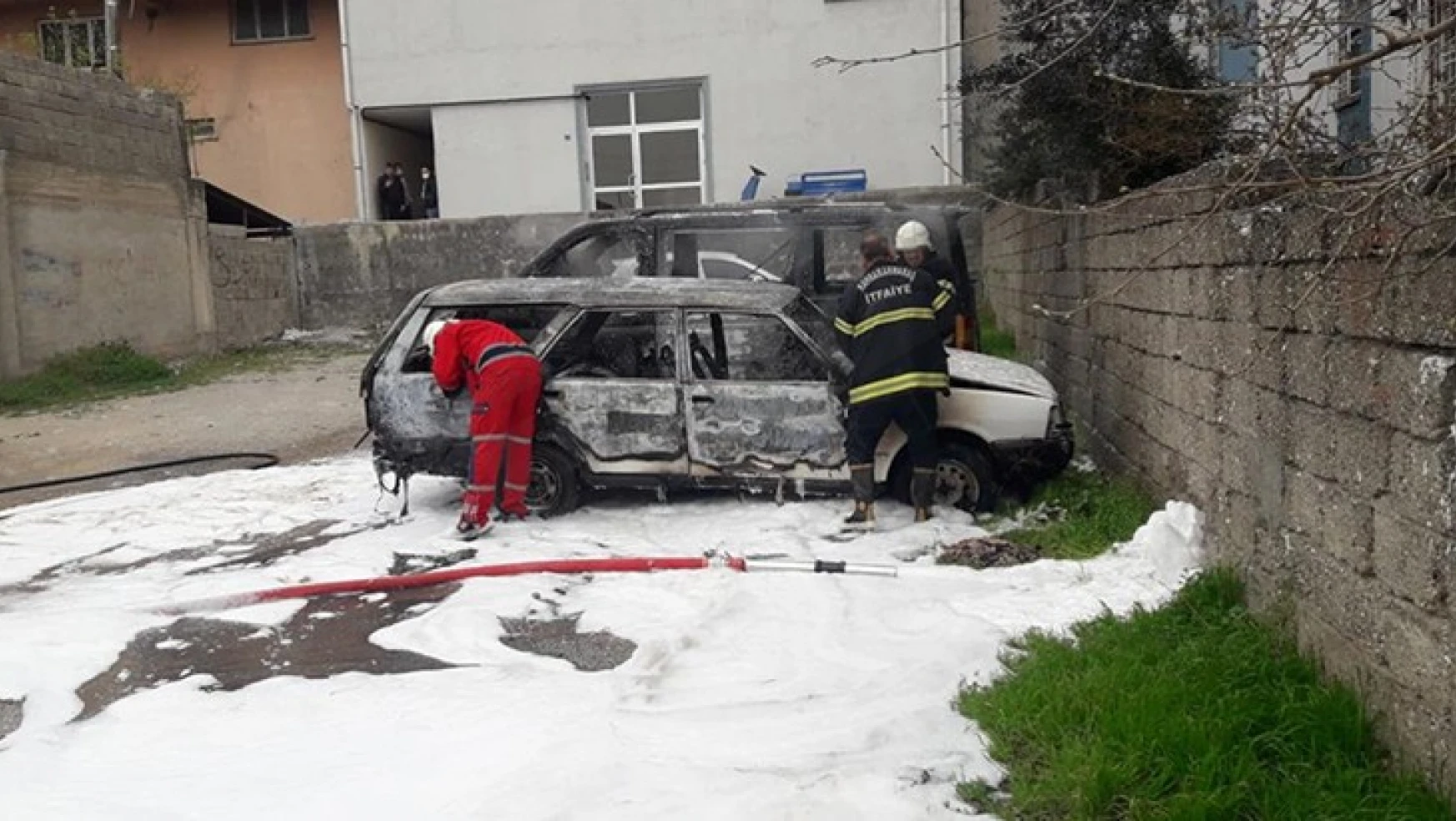 Kahramanmaraş'ta park halindeki 2 otomobil yandı