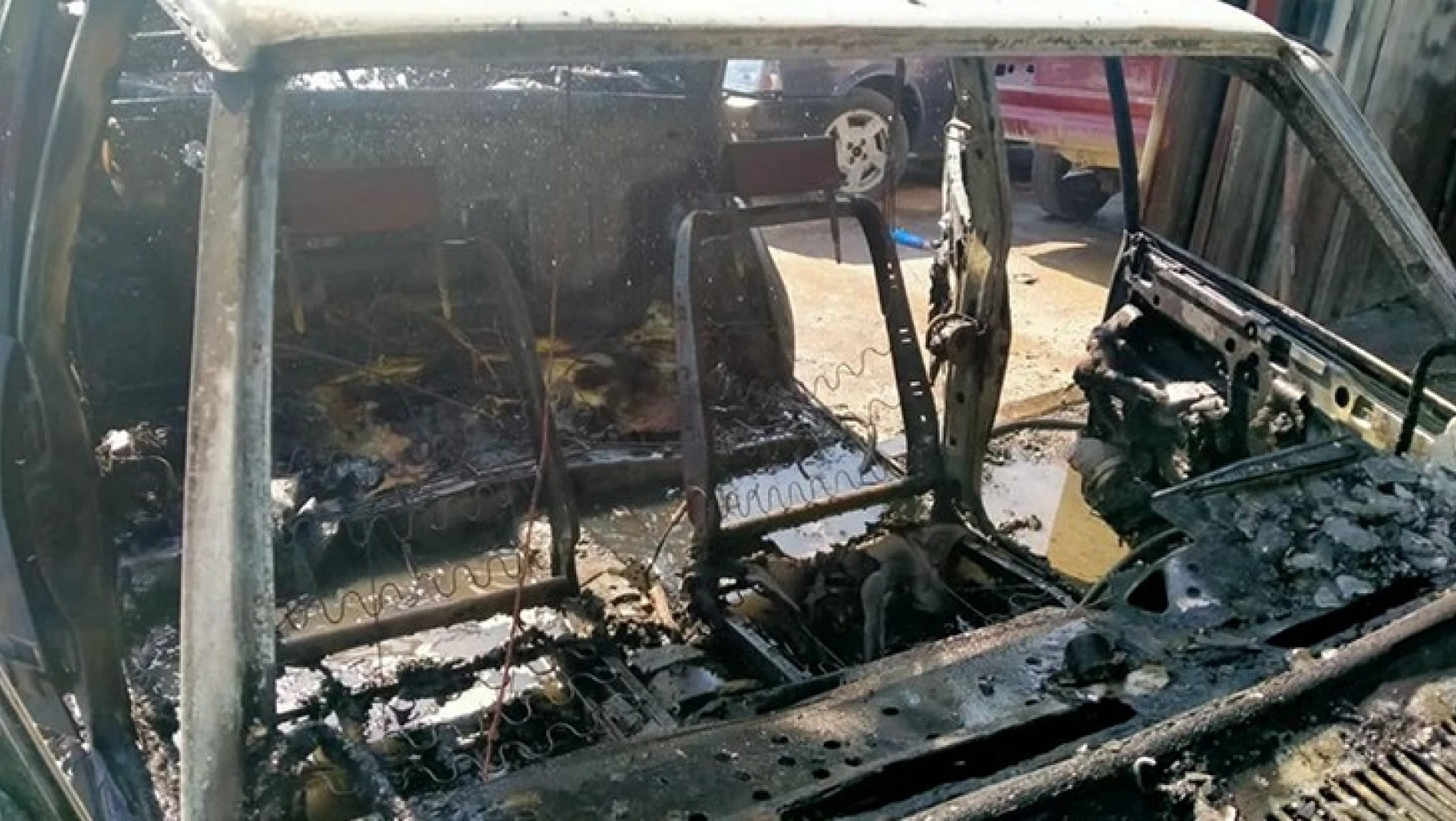 Kahramanmaraş'ta park halindeki otomobil yandı
