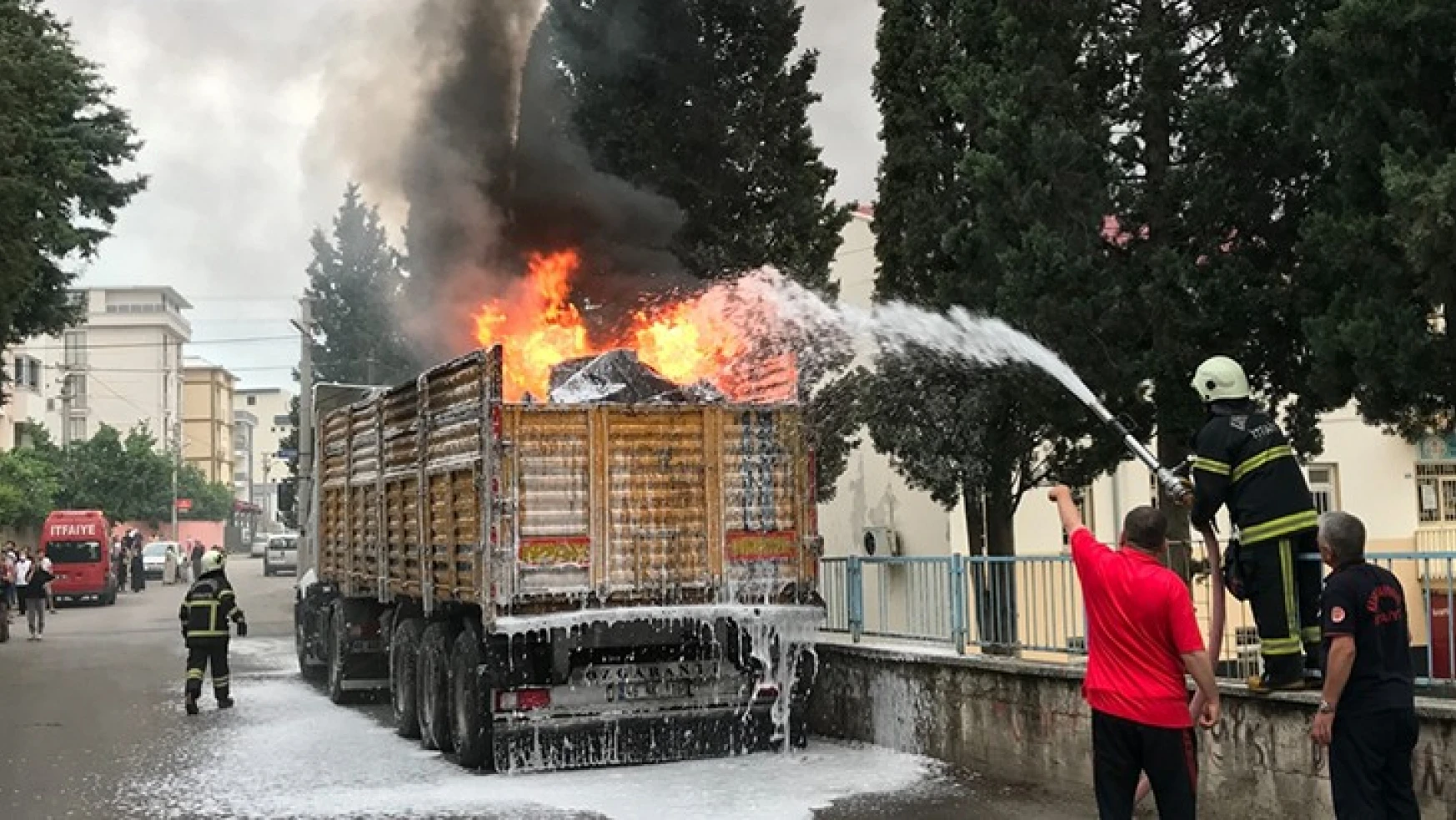 Kahramanmaraş'ta park halindeki tırın dorsesinde yangın çıktı