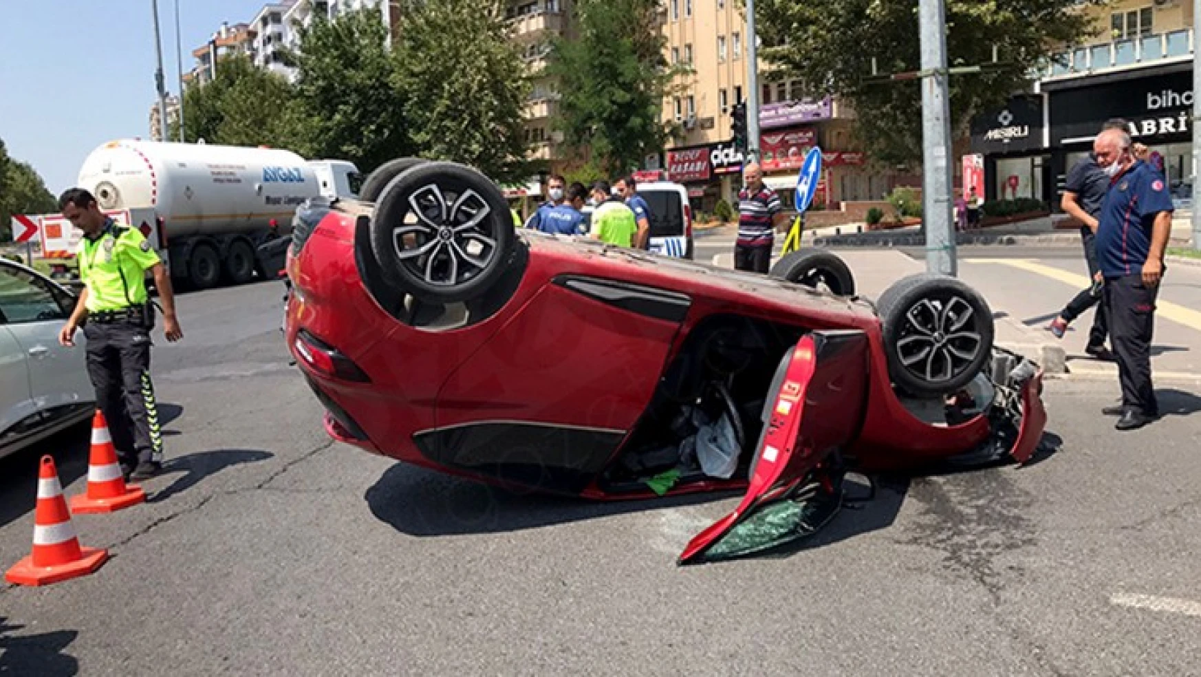 Kahramanmaraş'ta refüje çarpan otomobil ters döndü: 3 yaralı