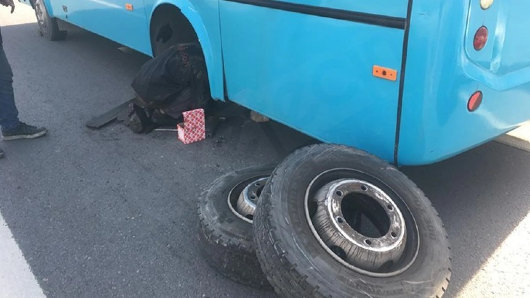 Kahramanmaraş'ta seyir halindeki otobüsün tekeri fırladı