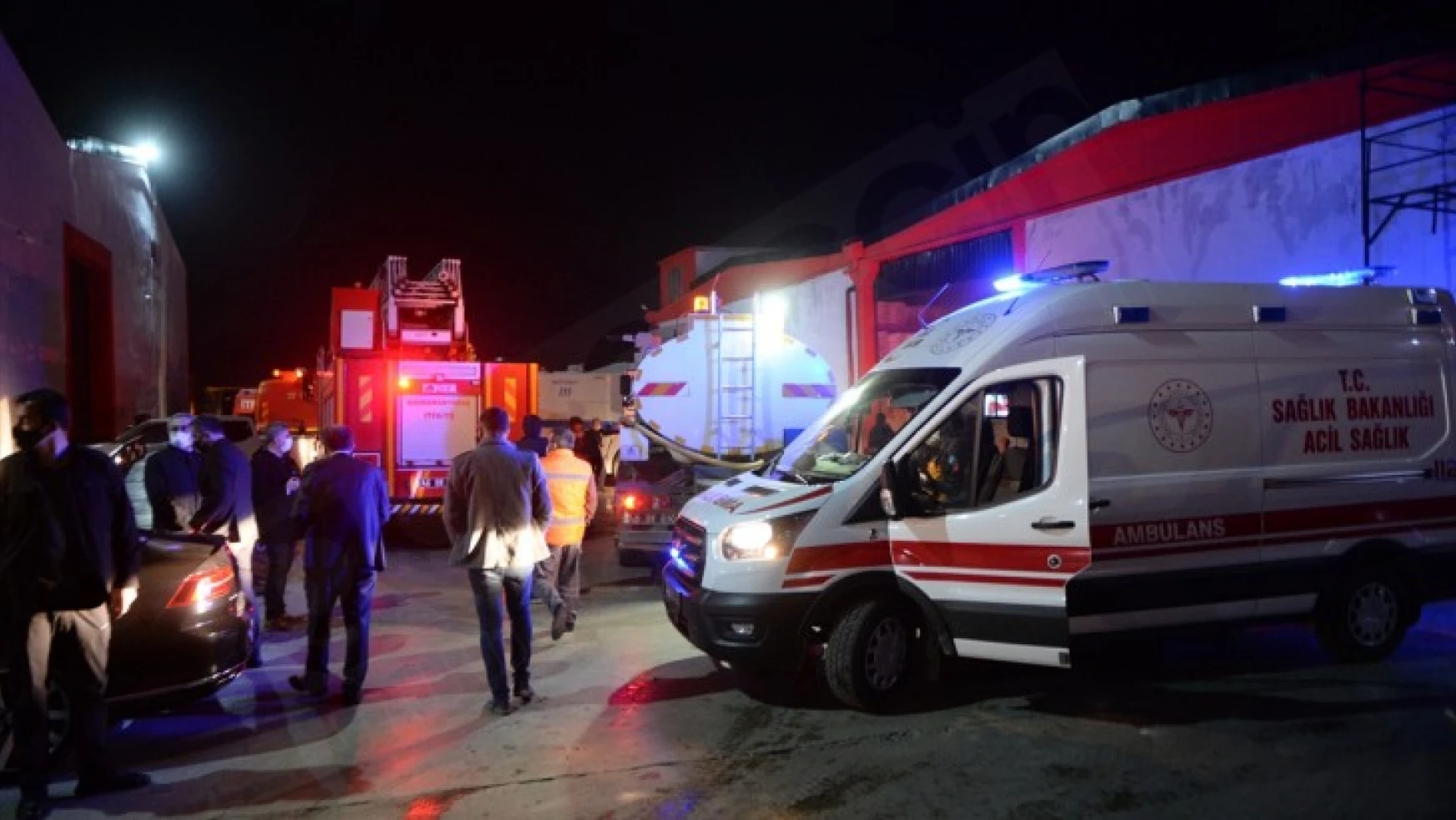 Kahramanmaraş'ta tekstil fabrikası deposunda yangın çıktı