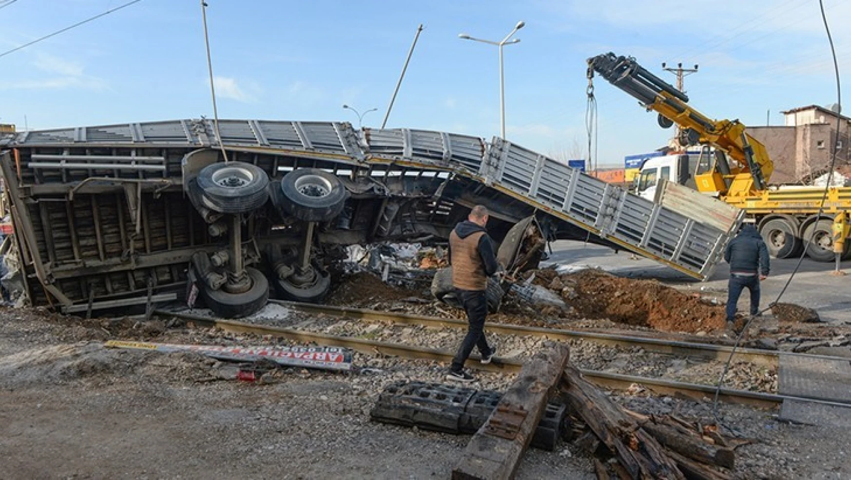 Kahramanmaraş'ta tren hemzemit geçitte tıra çarptı