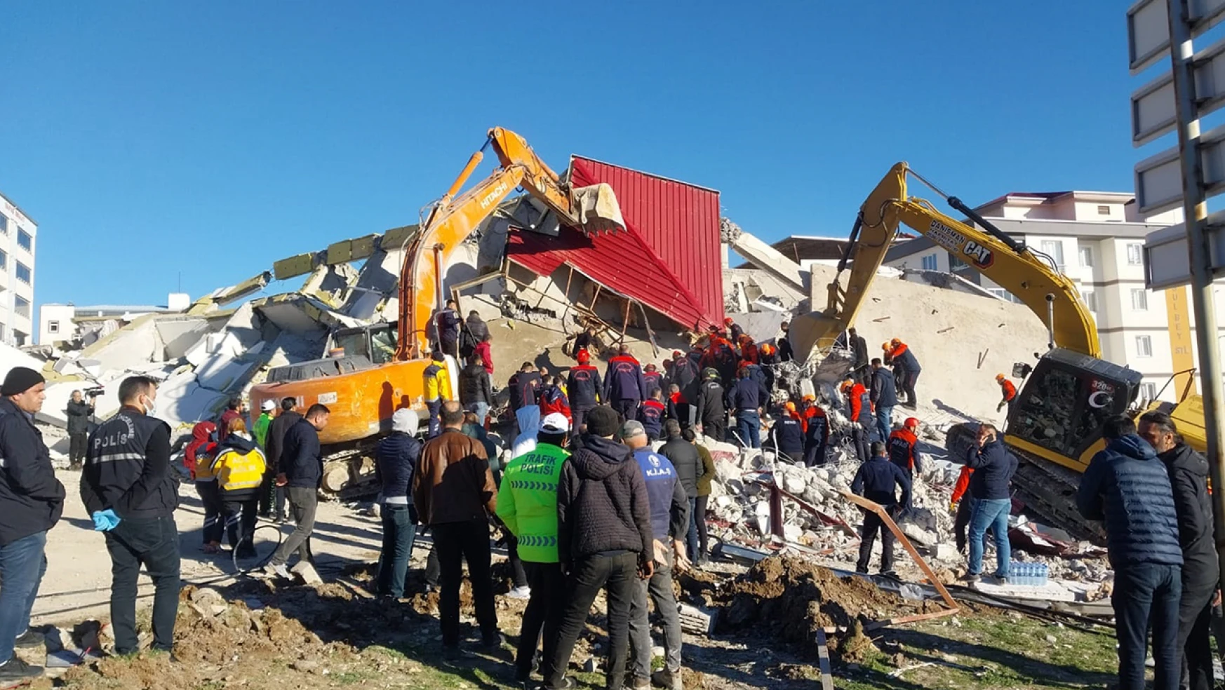Kahramanmaraş'ta yıkım çalışmaları sırasında bina çöktü, operatör aranıyor