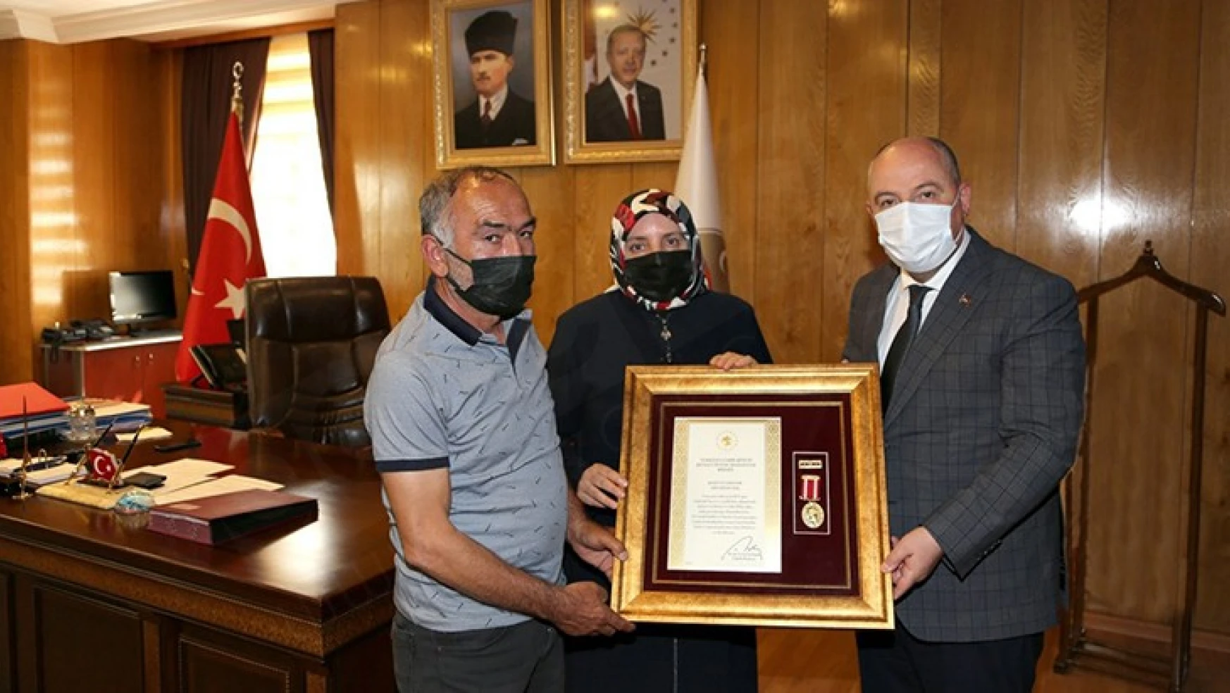 Kahramanmaraş Valisi Coşkun, Devlet Övünç Madalyasını ailelere takdim etti